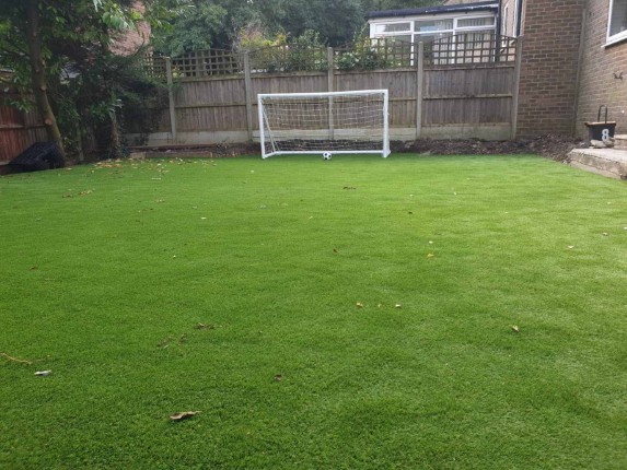 A lush artificial lawn, demonstrating the benefits of synthetic grass.